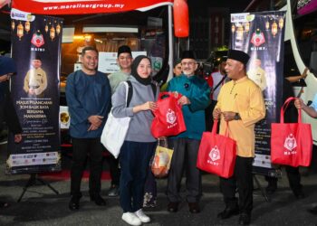 Syed Kamarulzaman Syed Kabeer memberi cenderahati kepada mahasiswa yang mendapat tajaan daripada Majlis Agama Islam Wilayah Persekutuan (MAIWP) pada Majlis Pelancaran Jom Balik Raya Bersama Mahasiswa di Universiti Poli-Tech Malaysia, Kuala Lumpur di sini, malam tadi. -UTUSAN/AMARULLAH ZAINUZZAMAN