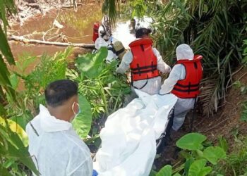 MAYAT lelaki reput ditemukan dalam sungai di Batu 3 1/2, Jalan Maharajalela, Teluk Intan kelmarin. - UTUSAN