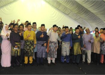 JOHOR BAHRU, 29 Mac - Menteri Besar Johor Datuk Onn Hafiz Ghazi bergambar bersama pengamal media Johor pada majlis Berbuka Puasa Menteri Besar Johor bersama Media Johor di Saujana, Johor Bahru disini. UTUSAN/RAJA JAAFAR ALI