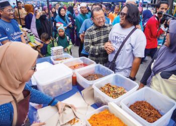 ORANG ramai mudah menggunakan 'bahasa rojak' apabila berbual di tempat tempat awam- GAMBAR HIASAN