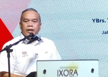 MOHD. ASRI Abdul Wahab ketika berucap dalam program transformasi tenaga kerja melalui latihan, produktiviti dan upah tahun 2024 di Butterworth, Pulau Pinang.