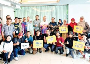 MOHD. Shukri Ramli bergambar bersama wakil media selepas Mesyuarat Perbincangan Agenda Pelancongan dan Kerjasama Perlis Bersama Selatan Thailand di Hotel Yannaty, Hatyai, Thailand semalam. – UTUSAN/IZLIZAN OTHMAN