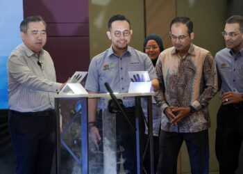 ANTHONY Loke bersama Steven Sim melakukan gimik pelancaran Inisiatif Caruman Percuma Skim Keselamatan Sosial Pekerjaan Sendiri Perkeso di Menara Perkeso, Putrajaya. - UTUSAN/FAISOL MUSTAFA