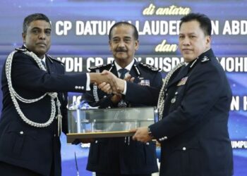 RAZARUDIN Husain menyaksikan upacara penyerahan tongkat kuasa Allaudeen Abdul Majid (kiri), kepada Rusdi Mohd. Isa (kanan) pada Majlis Serah Terima Tugas Ketua Polis Kuala Lumpur di Ibu Pejabat Polis Kuala Lumpur, hari ini. - UTUSAN/SHIDDIEQIIN ZON