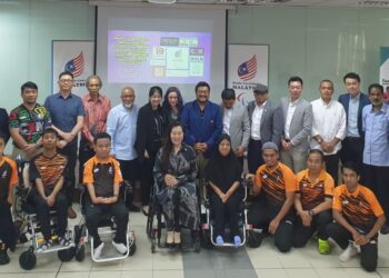 Megat D Shahriman Zaharudin 10 dari kiri) bersama sembilan wakil syarikat pada majlis tandatangan Memorandum Persefahaman (MoU) Majlis Paralimpik Malaysia (MPM) bersama rakan strategik TambahEMAS di Pusat Kecemerlangan Sukan Paralimpik Malaysia, di sini semalam.