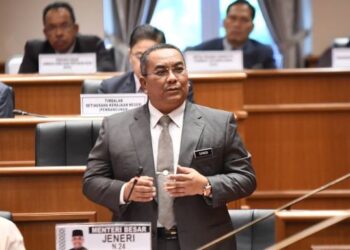 MUHAMMAD Sanusi Md. Nor ketika menjawab soalan tambahan Dr. Mohd. Hayati Othman mengenai perancangan negeri menyediakan kediaman kepada penduduk dalam bandar pada sidang DUN Kedah di Wisma Darul Aman, Alor Setar, hari ini.