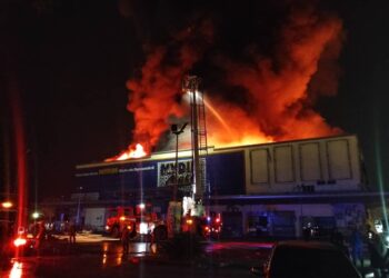 KEADAAN kebakaran di pasar raya Mydin di Manjoi, Ipoh hari ini. - UTUSAN