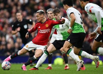 PEMAIN Manchester United Antony (kiri) melakukan rembatan untuk gol kedua tuan rumah pada aksi suku akhir Piala FA menentang Liverpool di Old Trafford awal pagi tadi.-AFP