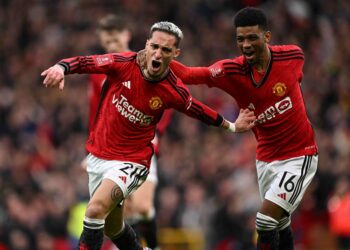 TONGGAK tengah Manchester United,  Antony (kiri) meraikan jaringan gol bersama rakan sepasukan, Amad Diallo dalam saingan suku akhir Piala FA menentang Liverpool di Old Trafford. - AFP