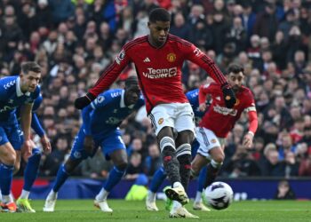 PENYERANG Manchester United, Marcus Rashford mengambil sepakan penalti pada aksi Liga Perdana Inggeris menentang Everton di Old Trafford.-AFP