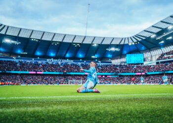 Phil Foden meraikan jaringan kedua dengan penuh bergaya ketika membantu Manchester City menewaskan Manchester United.-FB MANCHESTER CITY
