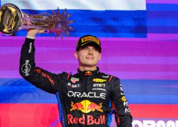 MAX Verstappen menjulang trofi kejuaraan Grand Prix Arab Saudi di Jeddah, kelmarin. - AFP