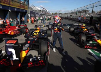 PELUMBA pasukan Red Bull, Max Verstappen menggayakan aksi tersendiri selepas meraih petak depan perlumbaan Grand Prix Australia di litar Albert Park, Melbourne, semalam. – AFP