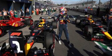 PELUMBA pasukan Red Bull, Max Verstappen menggayakan aksi tersendiri selepas meraih petak depan perlumbaan Grand Prix Australia di litar Albert Park, Melbourne, semalam. – AFP
