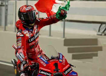 PELUMBA pasukan Ducati Lenovo, Francesco Bagnaia meraikan kemenangan menjuarai Grand Prix Qatar di Lusail, Doha hari ini. - AFP