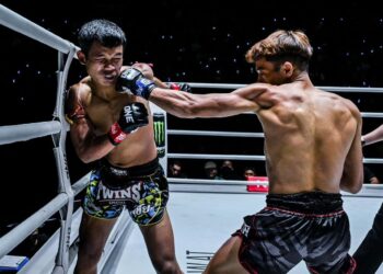 Rifdean Masdor (kanan) melepaskan tumbukan tangan kiri ke muka Pichai Lookbanmai dalam pertarungan  One Championship di Bangkok, semalam. – IHSAN MUAYTHAI MALAYSIA