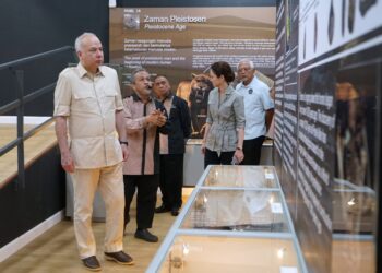 SULTAN Nazrin Muizzuddin Shah melawat pameran pada Majlis Pemasyhuran Lenggong Geopark dan Perasmian Galeri Lenggong Geopark di Dataran Kota Tampan, Lenggong hari ini. - UTUSAN/ZULFACHRI ZULKIFLI