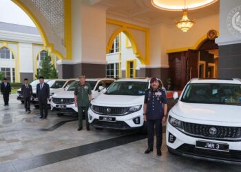 RAZARUDIN Husain (kanan) bersama empat penerima kereta Proton X90  kurniaan Seri Paduka Baginda. - FACEBOOK SULTAN IBRAHIM SULTAN ISKANDAR