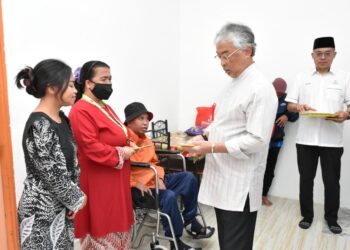 AL-SULTAN Abdullah Riayatuddin Al-Mustafa Billah Shah berkenan mengurniakan sumbangan kepada salah seorang mangsa tanah runtuh penempatan Orang Asli Sungai Ruil, Tanah Rata, Cameron Highlands. UTUSAN/NORHAFIZAN ZULKIFLI