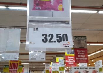 HARGA beras pulut dijual RM32.50 untuk kuantiti 5 kilogram di sebuah pasar raya di Kluang.