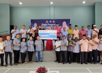 ZALIHA Mustafa dalam   Majlis Penyerahan Sumbangan Peruntukan Ahli Parlimen Sekijang Kepada Jawatankuasa Pembangunan dan Keselamatan Kampung (JPKK) Bawah Kawasan Parlimen Sekijang Tahun 2024 di Pejabat Daerah Segamat, hari ini.