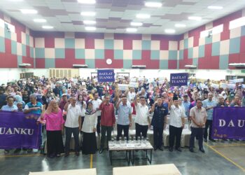 MOHD. Hairi Mad Shah (depan tengah) bergambar bersama sebahagian penerima sumbangan sempena bulan Ramadan dan pembukaan semula sesi persekolahan di Bandar Baru Uda, Johor Bahru, di sini.