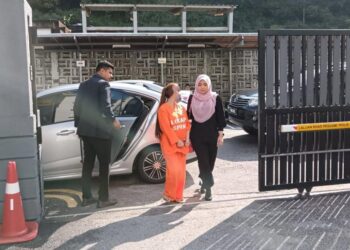 SEORANG wanita antara yang ditahan reman berhubung kes meminta dan menerima rasuah bagi menyeludup warga asing masuk menerusi Lapangan Terbang Antarabangsa Senai.