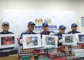 AMINUL Izmeer (tengah) dalam sidang akhbar berhubung beberapa kejayaan Jabatan Kastam Diraja Malaysia Johor melibatkan rampasan dadah, rokok dan penyeludupan migran di Kompleks Penguatkuasaan Kastam Sungai Pulai, Gelang Patah, Iskandar Puteri, hari ini.