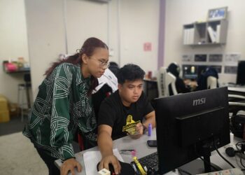 NATASHA Amira Mohd. Faisal (kiri) menetapkan azam untuk mengambil SPM walaupun sudah mempunyai kerjaya dalam bidang pemasaran digital. - UTUSAN/NUR SHARIEZA ISMAIL