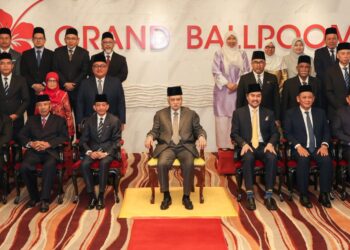 TUANKU Muhriz Ibni Almarhum Tuanku Munawir bersama ahli-ahli MAINS selepas baginda berkenan mencemar duli hadir ke Taklimat Hal Ehwal Islam Negeri Sembilan, MAINS 2023 di Port Dickson, hari ini.