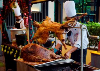 KAMBING golek yang dibakar menggunakan arang bagi memastikan orang ramai teruja untuk menikmatinya di Hotel Weil, Ipoh. - UTUSAN/MEGAT LUTFI MEGAT RAHIM
