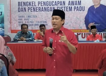 AHMAD Maslan menerangkan sistem Pangkalan Data Utama (PADU) dan pengucapan awam UMNO Bahagian Pontian, Johor. - UTUSAN/MUHAMMAD ZIKRI