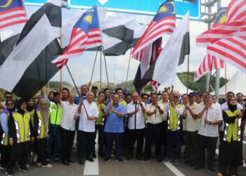 ALEXANDER Nanta Linggi mengibar Jalur Gemilang dan Pahang sebagai gimik perasmian Seksyen 5A: Raub Bypass di Raub, Pahang, hari ini.