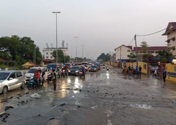 Ribuan penduduk di Meru, Klang mengalami gangguan bekalan air sejak awal pagi ini selepas paip bawah tanah di hadapan Sekolah Menengah Kebangsaan (SMK) Meru pecah.