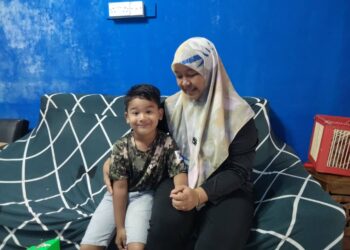 SITI Nur Aidah Zakaria bersama anak angkatnya, Muhammad Ariff Danish Abdul Haqq di rumahnya di Taman Nong Chik,  Pontian, Johor. - UTUSAN/MUHAMMAD ZIKRI