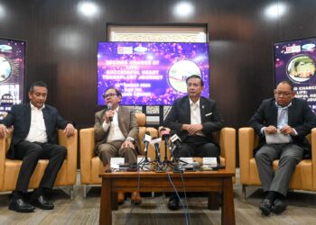 NOOR Hisham (dua dari kanan) dalam sidang akhbar di IJN, hari ini.
