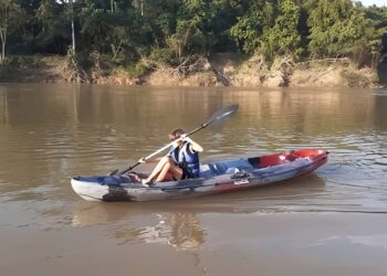EORANG pelancong dari Belanda sedang mendayung kayak di muara Sungai Kuala Sat, Jerantut, Pahang. - UTUSAN/HARIS FADILAH AHMAD
