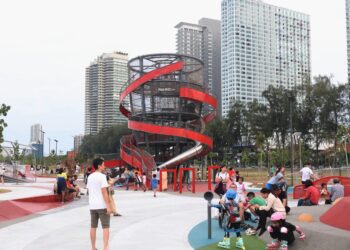 ORANG ramai tidak melepaskan peluang melakukan pelbagai aktiviti riadah termasuk bersiar-siar meskipun cuaca panas di Taman Gurney Bay, Persiaran Gurney, Pulau Pinang. - UTUSAN/IQBAL HAMDAN