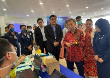 SIM Kui Hian melawat pameran sempena Kempen Kesedaran Kanser Kolorektal di Pusat Rawatan Harian, Hospital Umum Sarawak, Kuching, hari ini.