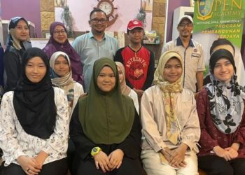 HAUZIR Husin (barisan belakang, tengah) bersama pelajar lepasan sekolah di Kampung Jambu, Kota Bharu, Kelantan. - UTUSAN/TOREK SULONG