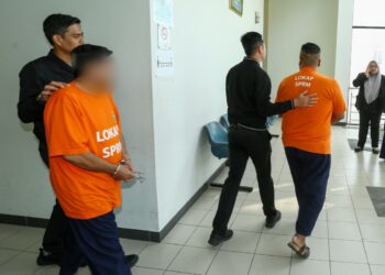 DUA individu yang reman enam hari bagi membantu siasatan kes salah guna jawatan untuk mendapatkan projek.di Ipoh hari ini. - UTUSAN/MUHAMAD NAZREEN SYAH MUSTHAFA