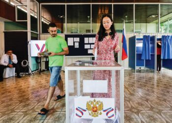 Seorang rakyat Russia di negara ini mengundi Pilihan Raya Presiden Rusia yang dijalankan di Kedutaan Rusia, Kuala Lumpur, semalam. - UTUSAN/SHIDDIEQIIN ZON