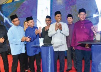 ZAMBRY Abd. Kadir (tiga dari kanan) ketika merasmikan Semarak Ramadan KPT@ Unimap dan Majlis Peluncuran Kad MySiswa di Unimap Kampus Pauh Putra, Arau, semalam. – UTUSAN/IZLIZAN OTHMAN