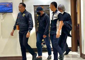SEORANG pegawai polis berpangkat Inspektor mengaku tidak bersalah atas kesalahan menerima wang suapan bagi melindungi perniagaan sebuah syarikat pinjaman wang berlesen di Mahkamah Khas Rasuah hari ini.