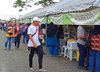 GOLONGAN mahasiswa turut mengunjungi Bazar Ramadan Jeram, Kampar untuk membeli juadah berbuka puasa.