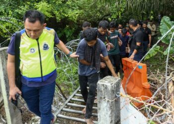 KERAJAAN perlu segera  menghasilkan Kertas Putih Pelarian Rohingya atau menghasilkan Kertas Putih Pelarian Ke Malaysia sebagai rujukan mengenai pendirian Malaysia terhadap masalah pelarian Rohingya 
atau pelarian secara umum.