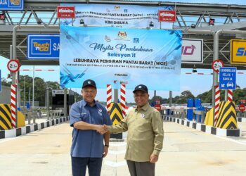 Menteri Kerja Raya, Datuk Seri Alexander Nanta Linggi  (kiri) dan Menteri Besar Perak, Datuk Seri Saarani Mohamad pada perasmian pembukaan Lebuhraya WCE Seksyen 11 dari Persimpangan Bertingkat Taiping Selatan ke Persimpangan Bertingkat Beruas di Changkat Jering. - UTUSAN/MUHAMAD NAZREEN SYAH MUSTHAFA