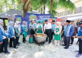 Pengarah Urusan Media Mulia Sdn Bhd, Mohamad Azlan Jaafar (lima kiri) diiringi oleh Chef Johar Iederus (tengah); Naib Canselor UPM, Prof. Datuk Dr. Ahmad Farhan Mohd. Sadullah (depan, empat kanan) dan Dekan Fakulti, Prof. Dr. Hazlina Abdul Halim (depan, tiga kanan) beramah mesra semasa memasak bubur lambuk pada Program Kongsi Berkat Bubur Lambuk anjuran Media Mulia Sdn. Bhd. dan Mahsuri Dagang di Universiti Putra Malaysia (UPM), kelmarin. – UTUSAN/AMIR KHALID