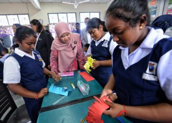 FADHLINA Sidek bertemu murid-murid (SJKT) Ladang Sagga, Siliau, Port Dickson ketika mengadakan lawatan kerja ke sekolah tersebut hari ini.-UTUSAN/MOHD. SHAHJEHAN MAAMIN.