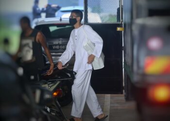 MUHAMMAD Nur Arif Nur Akil dibawa ke Kompleks Mahkamah Seremban di Seremban 2, Seremban hari ini.-UTUSAN/MOHD. SHAHJEHAN MAAMIN.